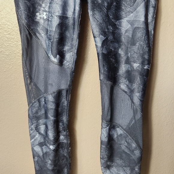 Under Armour Compression Heatgear Gray Abstract Cropped Leggings- Size S - Picture 2 of 8